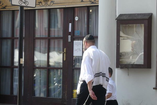 Ein jüdischer Mann mit einem Kind auf dem Weg in die Synagoge