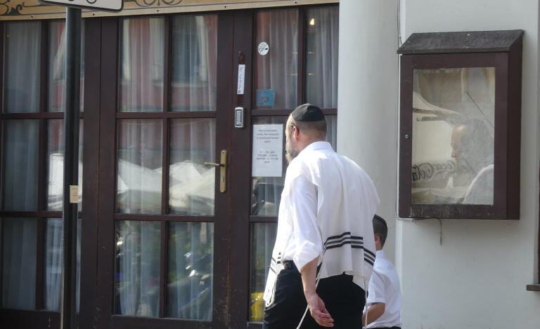 Auf dem Weg in die Synagoge Ein jüdischer Mann mit einem Kind auf dem Weg in die Synagoge