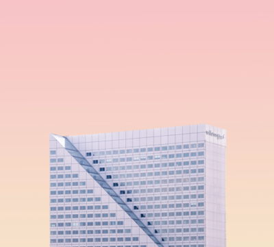 Moderne Architektur vor orangem Himmel Moderne Architektur vor orangem Himmel
