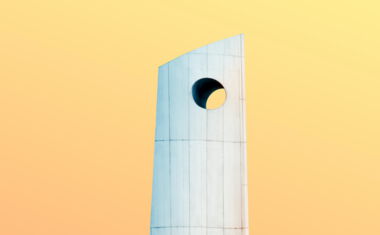 Moderne Architektur vor gelbem Himmel Moderne Architektur vor gelbem Himmel
