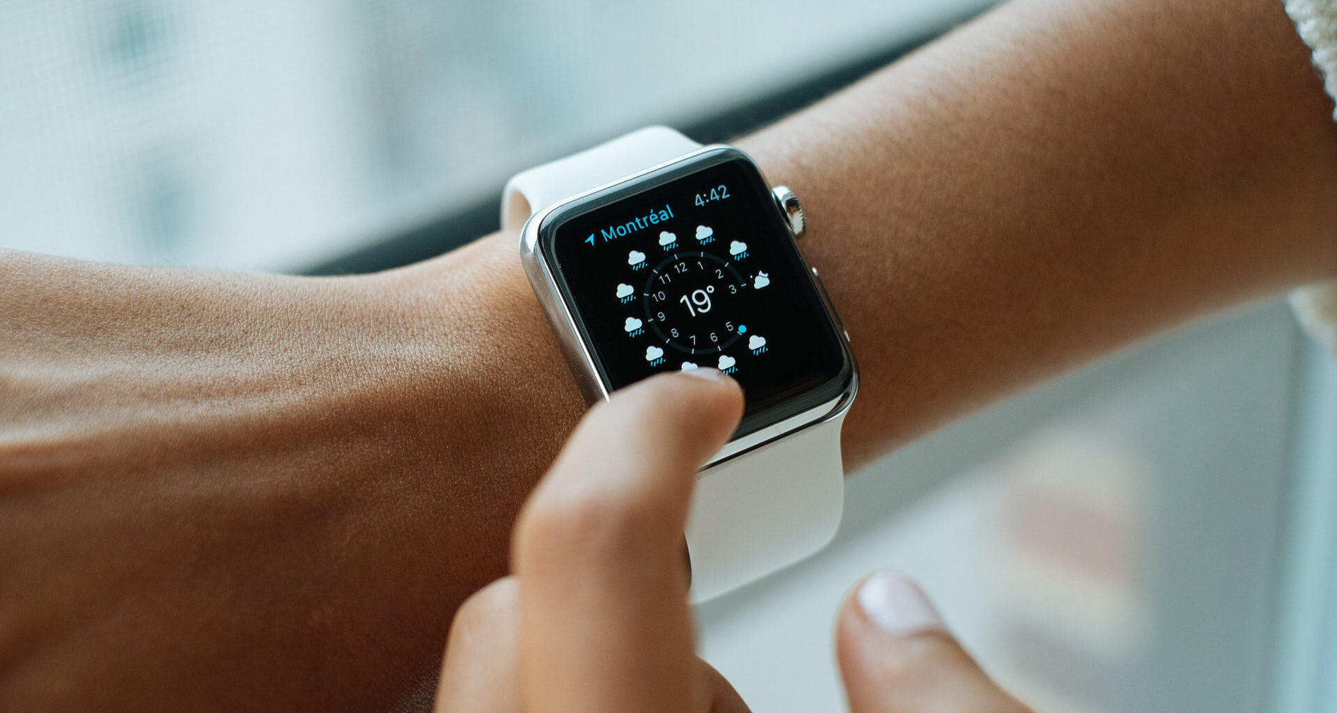 Smartwatch am Handgelenk mit Wetter App Smartwatch am Handgelenk mit Wetter App