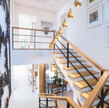 Stilvolles Treppenhaus im Hotels mit Lobby im Hintergrund Stilvolles Treppenhaus im Hotels mit Lobby im Hintergrund
