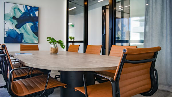Stilvoller Büro Raum mit orangen Stühlen Stilvoller Büro Raum mit orangen Stühlen