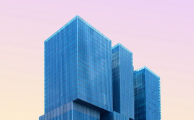 Moderne Architektur vor rosa Himmel Moderne Architektur vor rosa Himmel