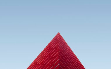 Moderne rote Architektur vor blauem Himmel Moderne rote Architektur vor blauem Himmel