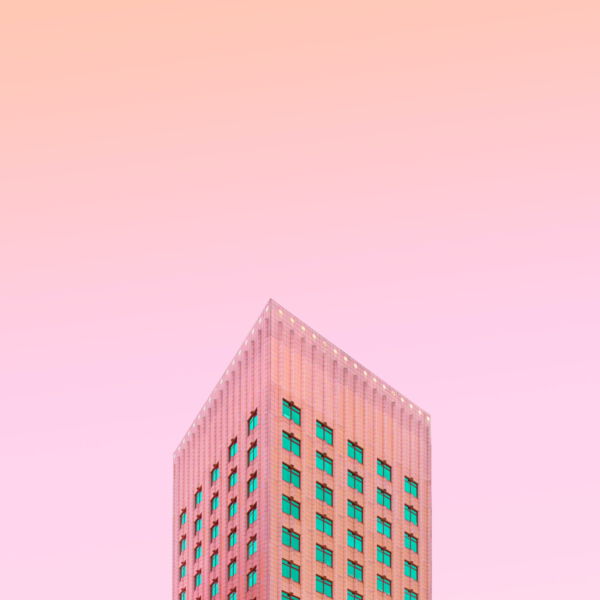 Moderne Architektur vor orangem Himmel
