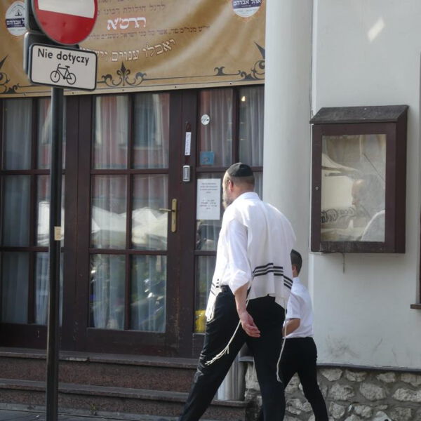 Ein jüdischer Mann mit einem Kind auf dem Weg in die Synagoge