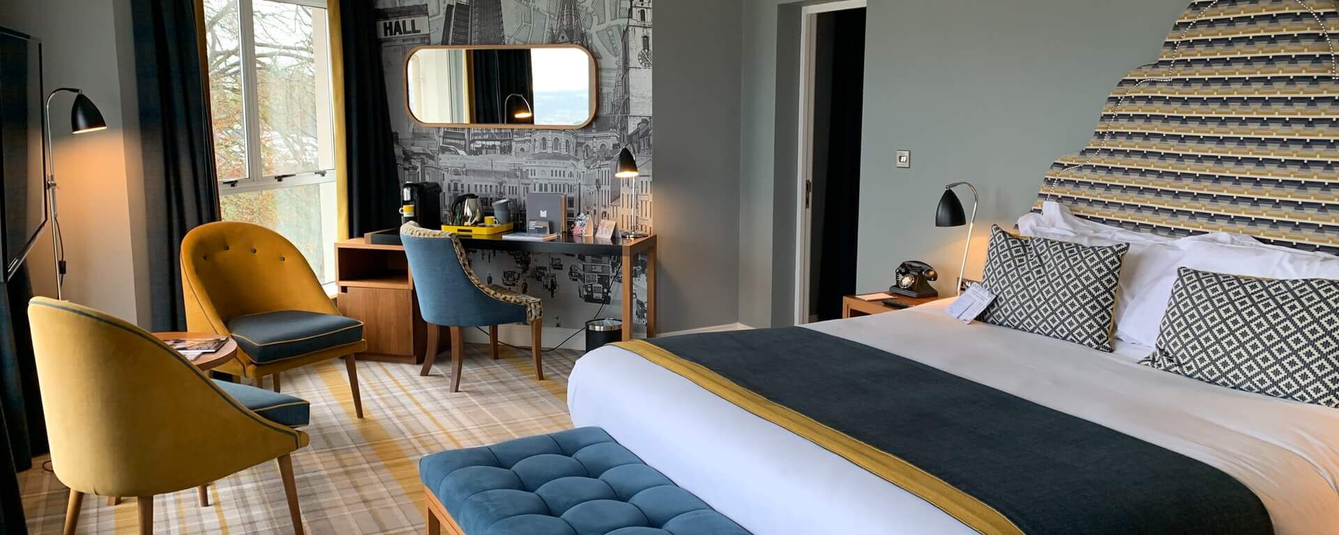 Stilvolles eingerichtetes Hotel Zimmer mit Bett Stilvolles eingerichtetes Hotel Zimmer mit Bett