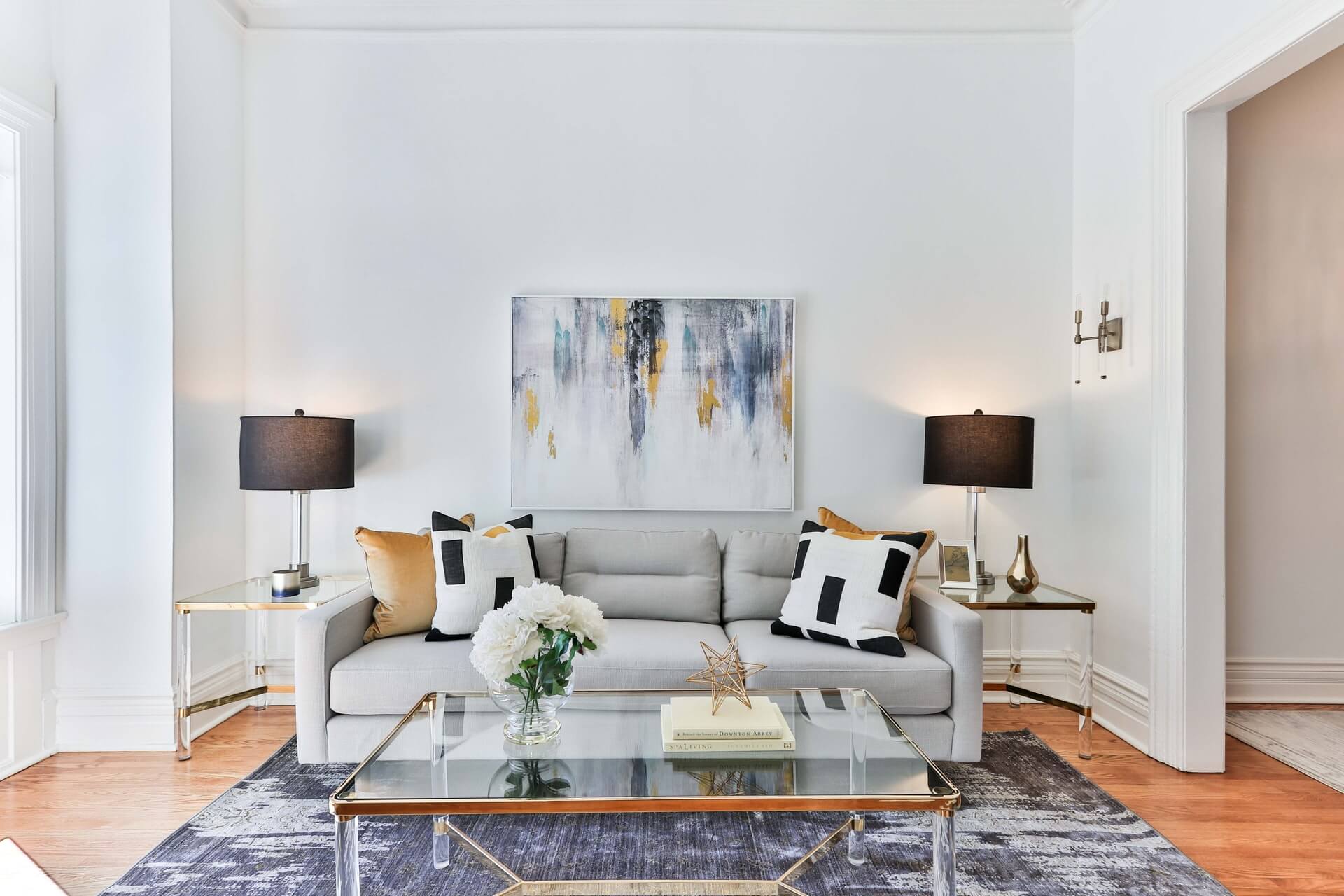 Stilvolles eingerichtetes Wohnzimmer mit Couch im Appartement Stilvolles eingerichtetes Wohnzimmer mit Couch im Appartement